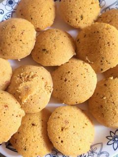 सूजी इडली(suji idli recipe in hindi) रेसिपी मुख्य फोटो