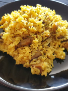 Una foto de Arroz con curry y berenjena