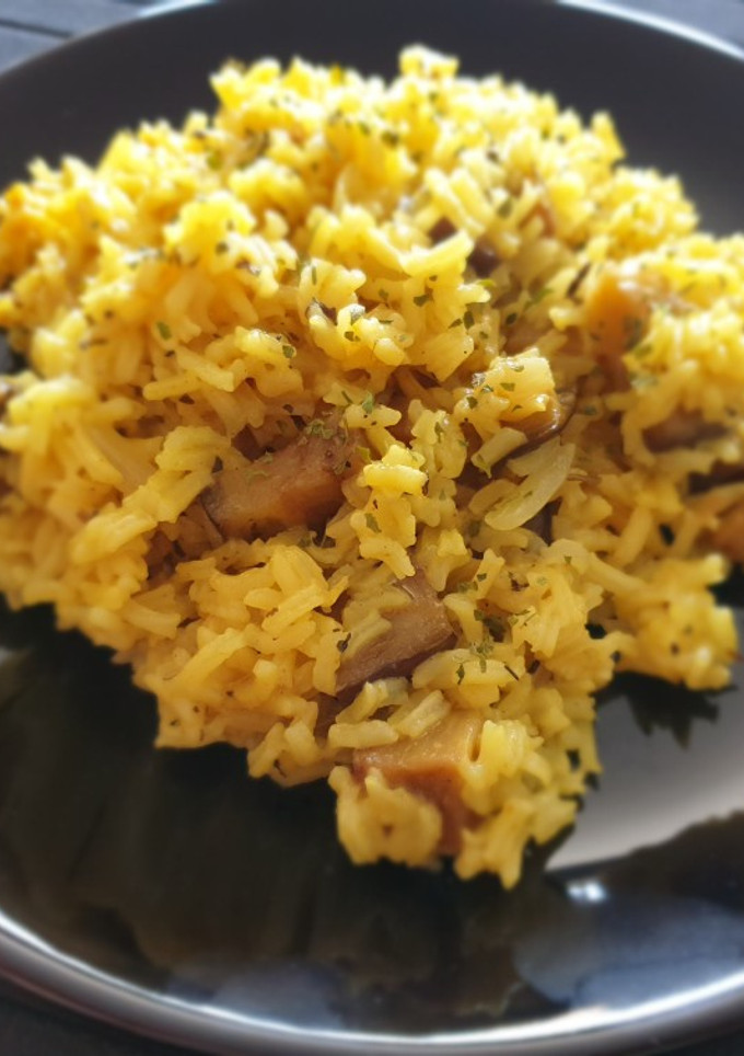 Una foto de Arroz con curry y berenjena