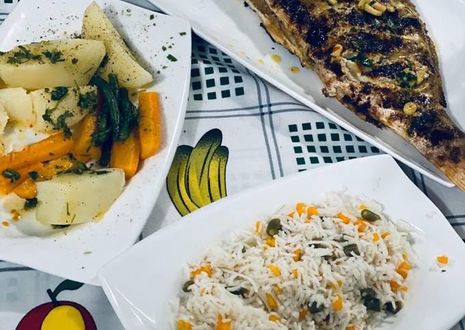 Grill fish with boil vegetables and rice