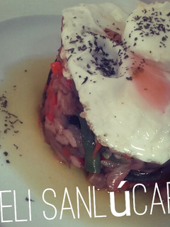 Una foto de Salteado de verduras y jamón dulce con huevo y rulo de cabra