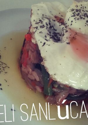Foto principal de Salteado de verduras y jamón dulce con huevo y rulo de cabra