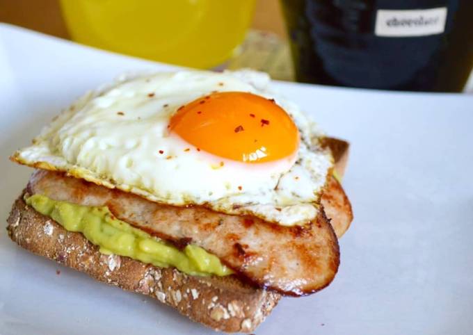 EAT Toast (Egg, Avocado & Turkey)