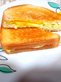 Una foto de Sándwich con huevo, aguacate y brie
