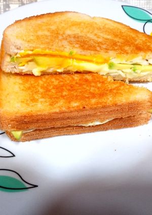 Foto principal de Sándwich con huevo, aguacate y brie