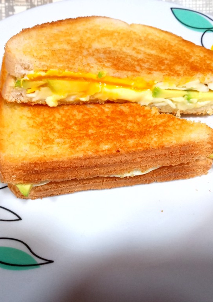 Una foto de Sándwich con huevo, aguacate y brie