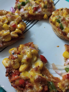 ચીઝબસ્ટ બ્રેડ મીની પિઝા ( cheese bust bread mini pizza recepie in Gujarati રેસીપી મુખ્ય ફોટો