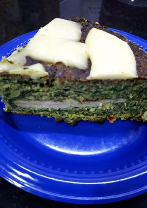 Una foto de Tortilla de espinacas rellena de jamón y queso
