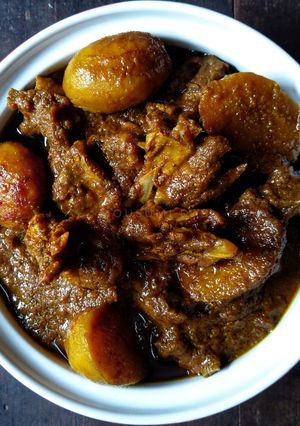 আলু দিয়ে পাঁঠার মাংস কষা(aloo diye pathar mangsho kosha recipe in Bengali) রেসিপির প্রধান ছবি