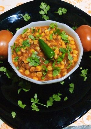 A picture of Chanay ki dal karahi.