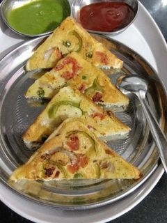 वेजी मूंग टोस्ट (Veg moong toast recipe in Hindi) रेसिपी मुख्य फोटो