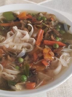 Una foto de Noodles de arroz con verduras express