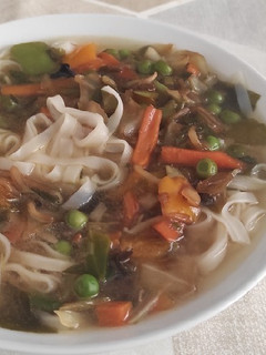 Una foto de Noodles de arroz con verduras express