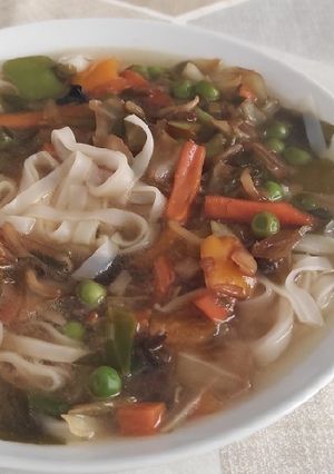 Una foto de Noodles de arroz con verduras express