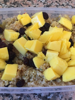 Una foto de Ensalada de quinoa, pasas y mango