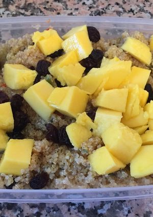 Una foto de Ensalada de quinoa, pasas y mango