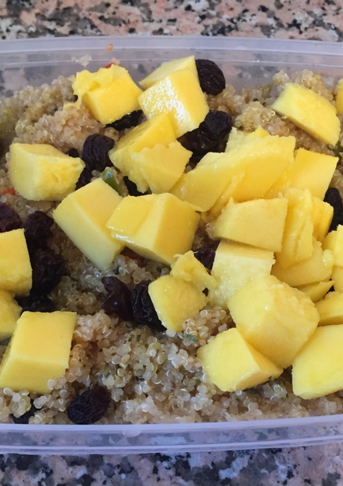 Una foto de Ensalada de quinoa, pasas y mango
