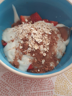 Una foto de Fresas con yogur, cacao puro y avena