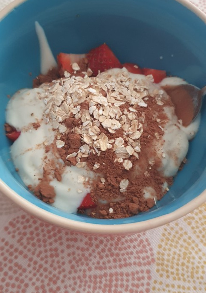 Una foto de Fresas con yogur, cacao puro y avena