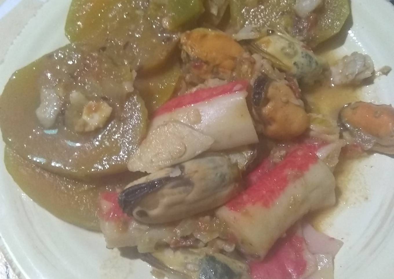 Guiso de pescado y frutos de mar con batatas económico