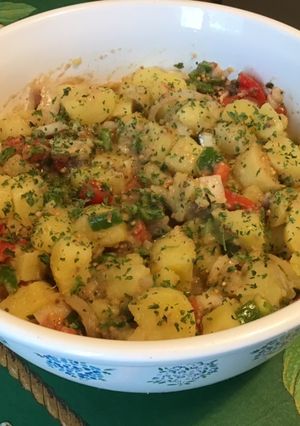 Une photo de Salade tiède de pommes de terre,harengs marinés, tomates et poivrons verts