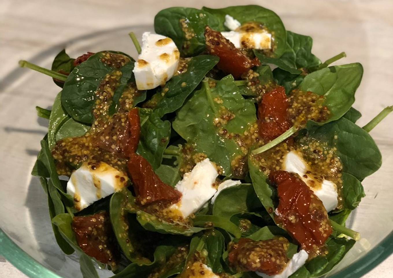 Ensalada de espinacas, queso de cabra y tomates secos