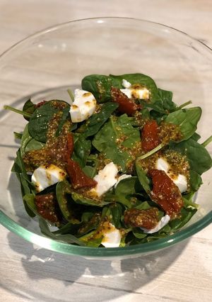Una foto de Ensalada de espinacas, queso de cabra y tomates secos