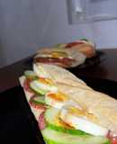 Μπαγκέτες με αυγό, σαλάμι αέρος και αγγούρι 🥖