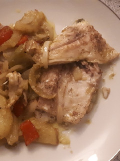 Una foto de Lubina al horno con patatas