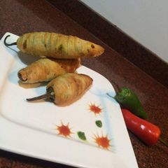 A picture of Spiral mirchi pakoda.