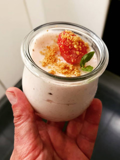 Una foto de Mousse de fresas y albahaca