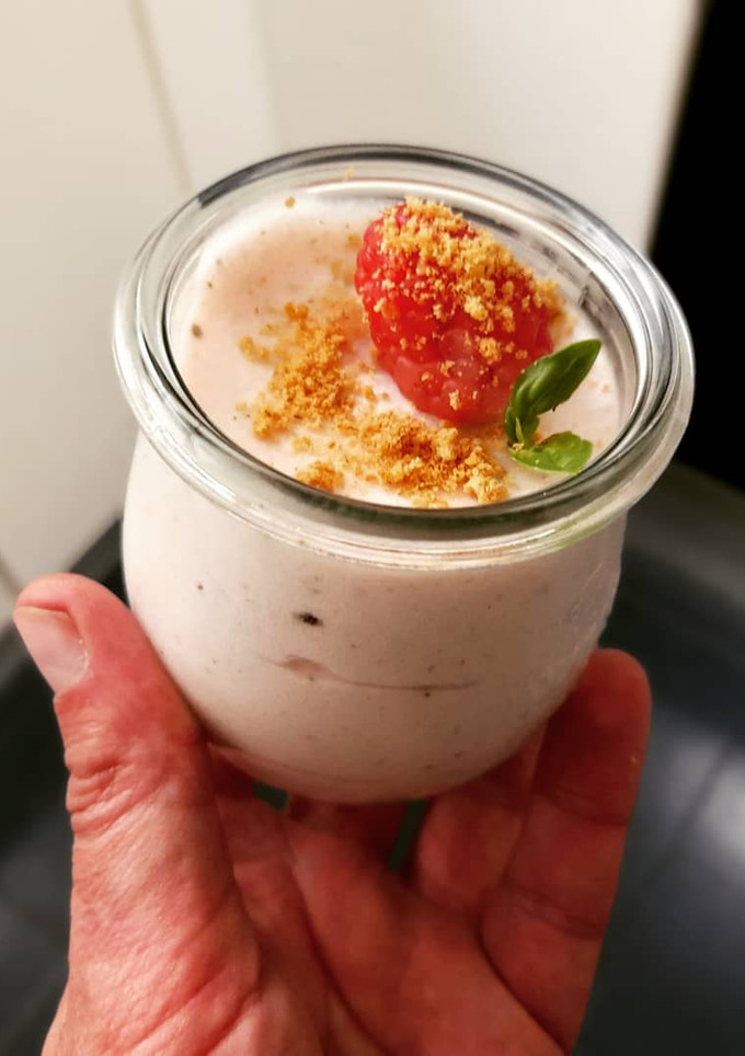 Una foto de Mousse de fresas y albahaca
