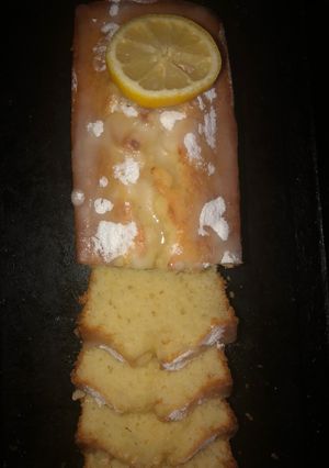 Una foto de Budín de limón, con yogurt🍋🍋🍋