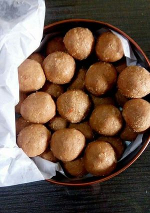A picture of Gund ke laddoo.