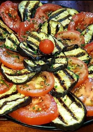 Une photo de AUBERGINES GRILLÉES ET TOMATE À L HUILE D'OLIVE