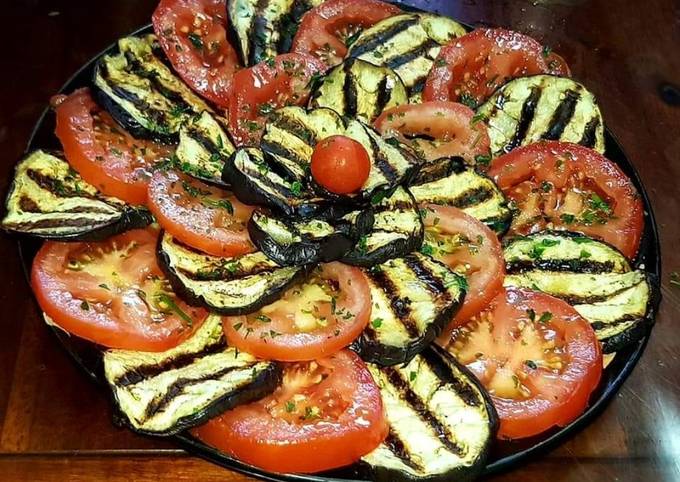 AUBERGINES GRILLÉES ET TOMATE À L HUILE D'OLIVE