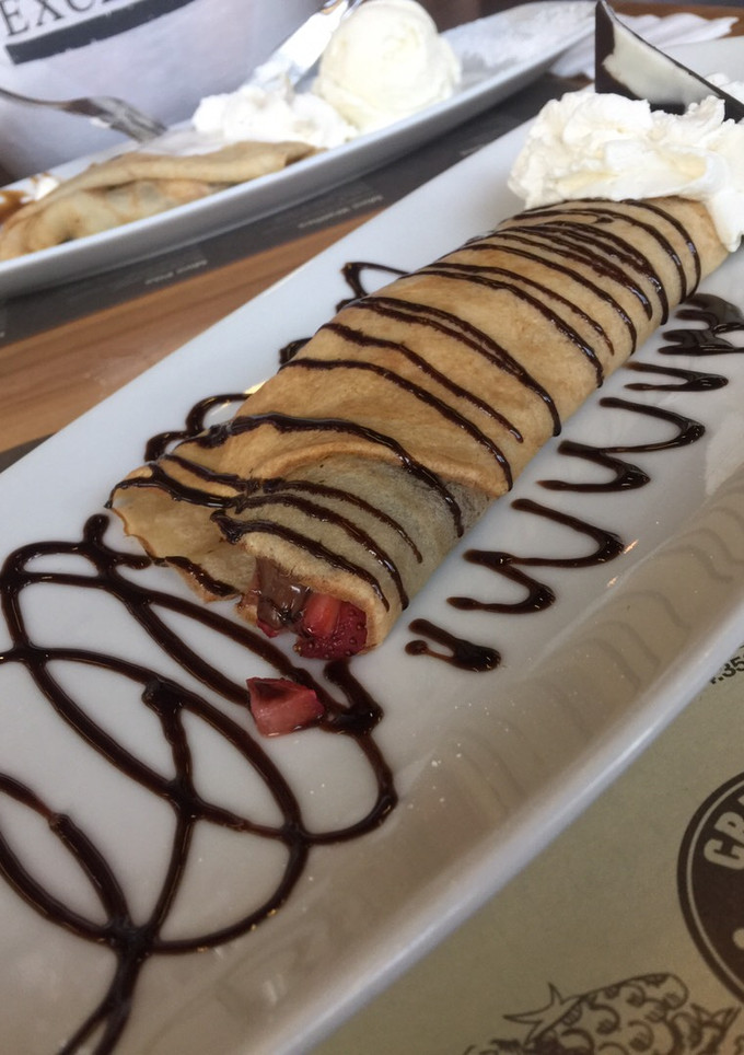 Una foto de Panqueques rellenos de Nutella y frutilla