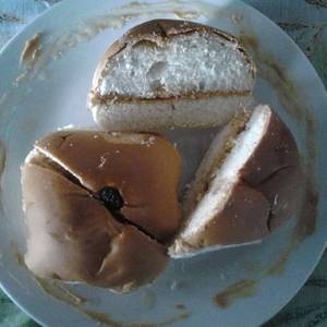 Pan con mantequilla de maní y miel