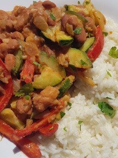 Una foto de Alubias con verduras y arroz