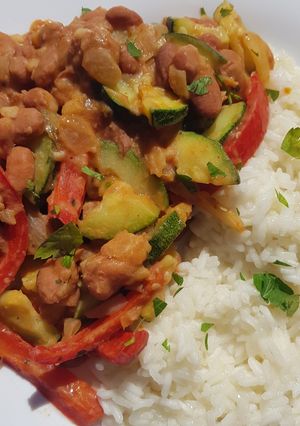 Una foto de Alubias con verduras y arroz