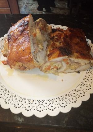 Una foto de Pollo relleno al horno en papel aluminio
