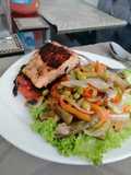 Salmón con verduras al sartén