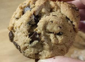 Une photo de 🍪 Cookies aux pépites de chocolat noir (sans gluten et sans lactose)