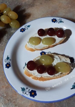 Une photo de Tartines de fromage et raisin 🥖🍇🧀