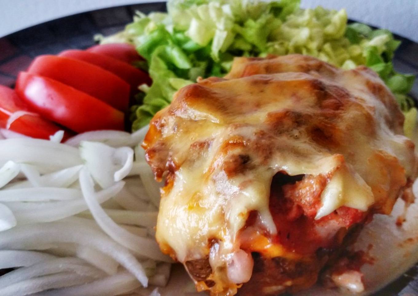 Papas rellenas de panceta y Cheddar gratinadas con bolognesa 馃