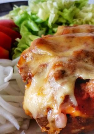 Una foto de Papas rellenas de panceta y Cheddar gratinadas con bolognesa 🥔