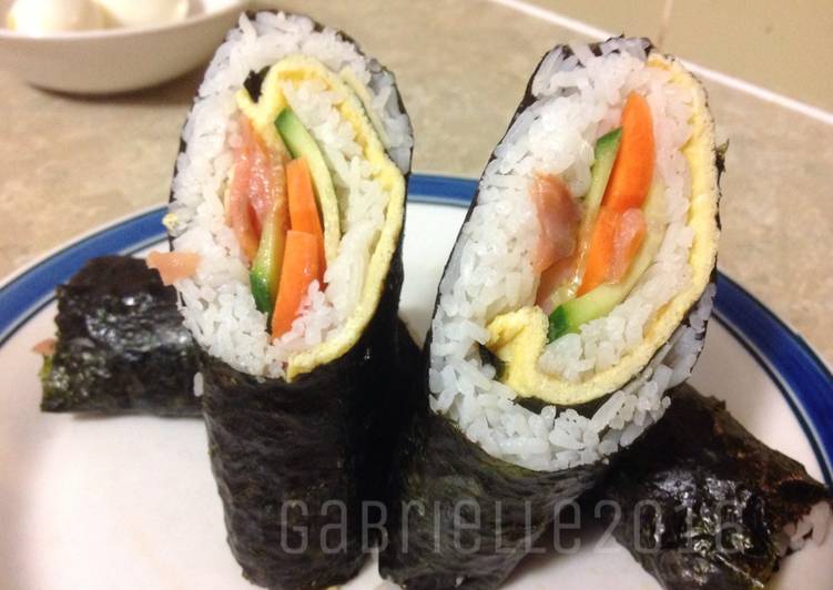 Langkah Mudah untuk Membuat Smoked Salmon Sushi (No Sticky Rice), Sempurna