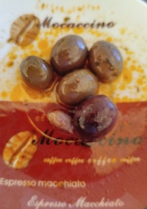 Una foto de Aceitunas de mesa en salmuera con aliño casero