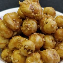 A picture of Caramelized Makhanas (मखाना).