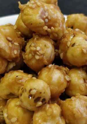 A picture of Caramelized Makhanas (मखाना).
